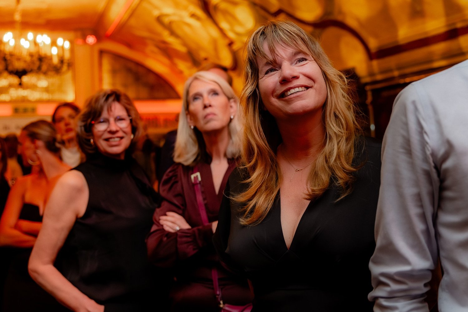 Drie lachende gasten tijdens een CasaCasino event