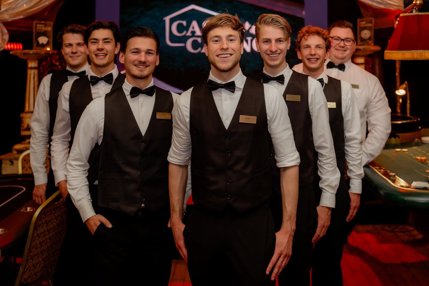 Croupiers van CasaCasino aan de speeltafel