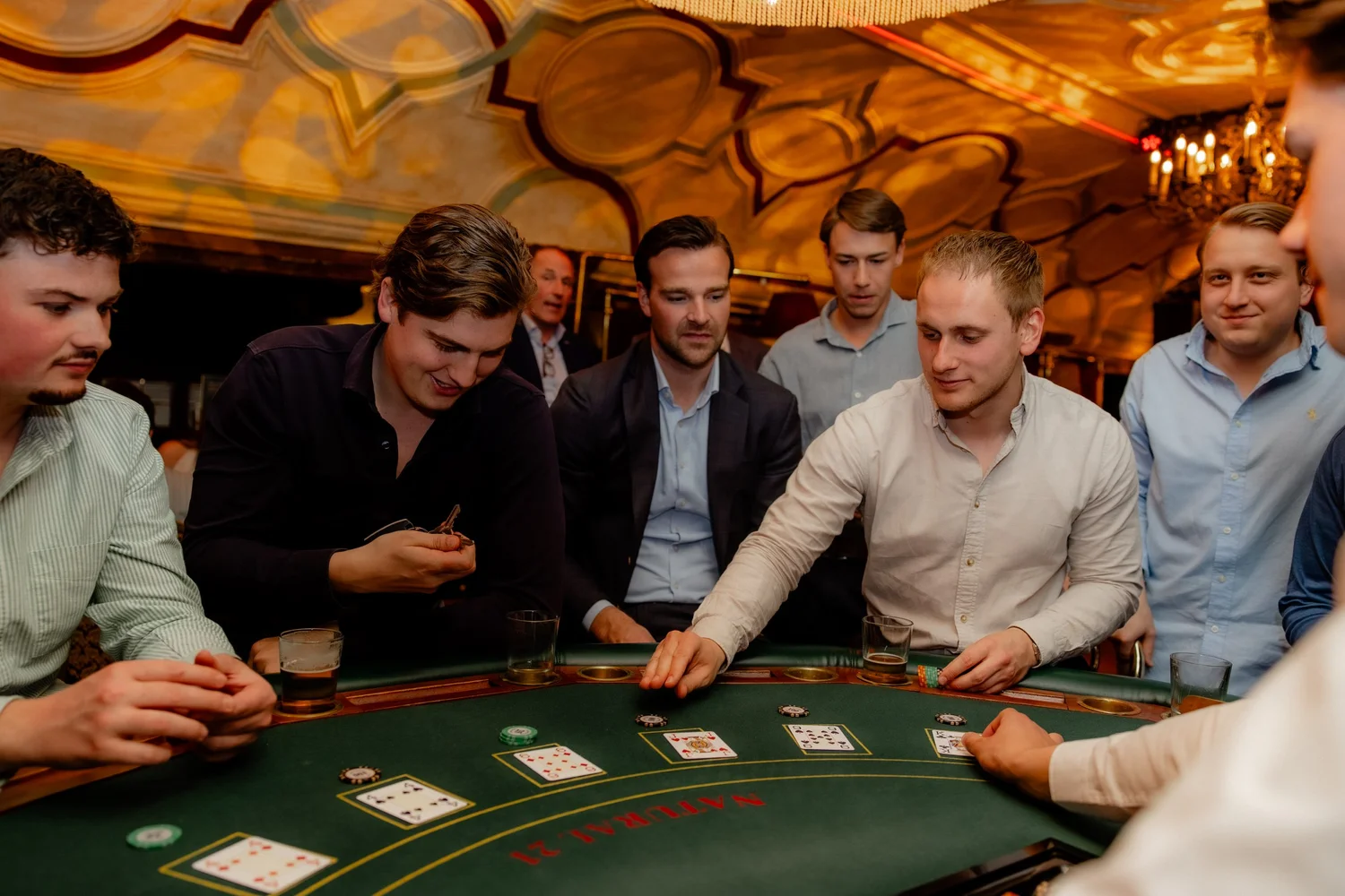 Gasten en croupier aan de blackjacktafel