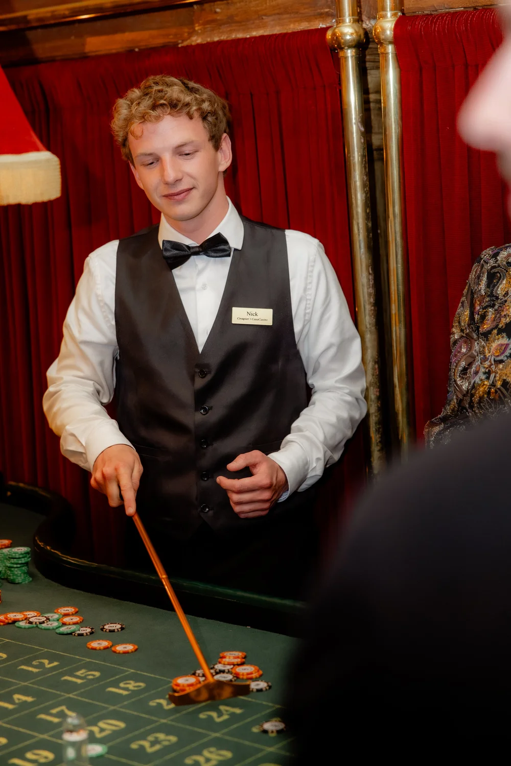 Croupier begeleidt gasten tijdens het spel