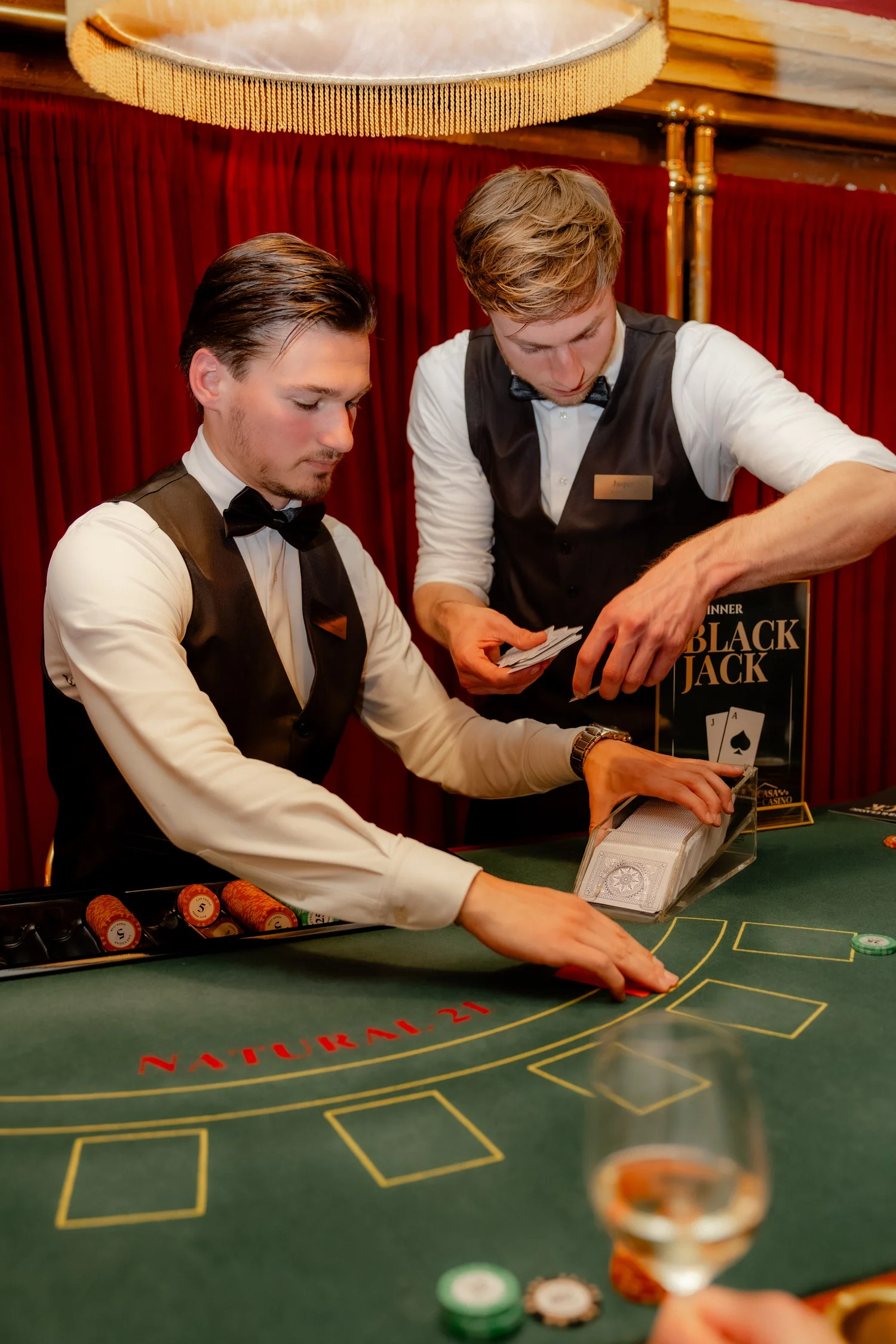 Croupier begeleidt gasten tijdens het casino spel
