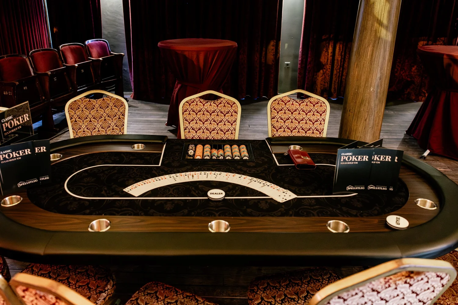 Poker tafel van CasaCasino met speelkaarten en fiches