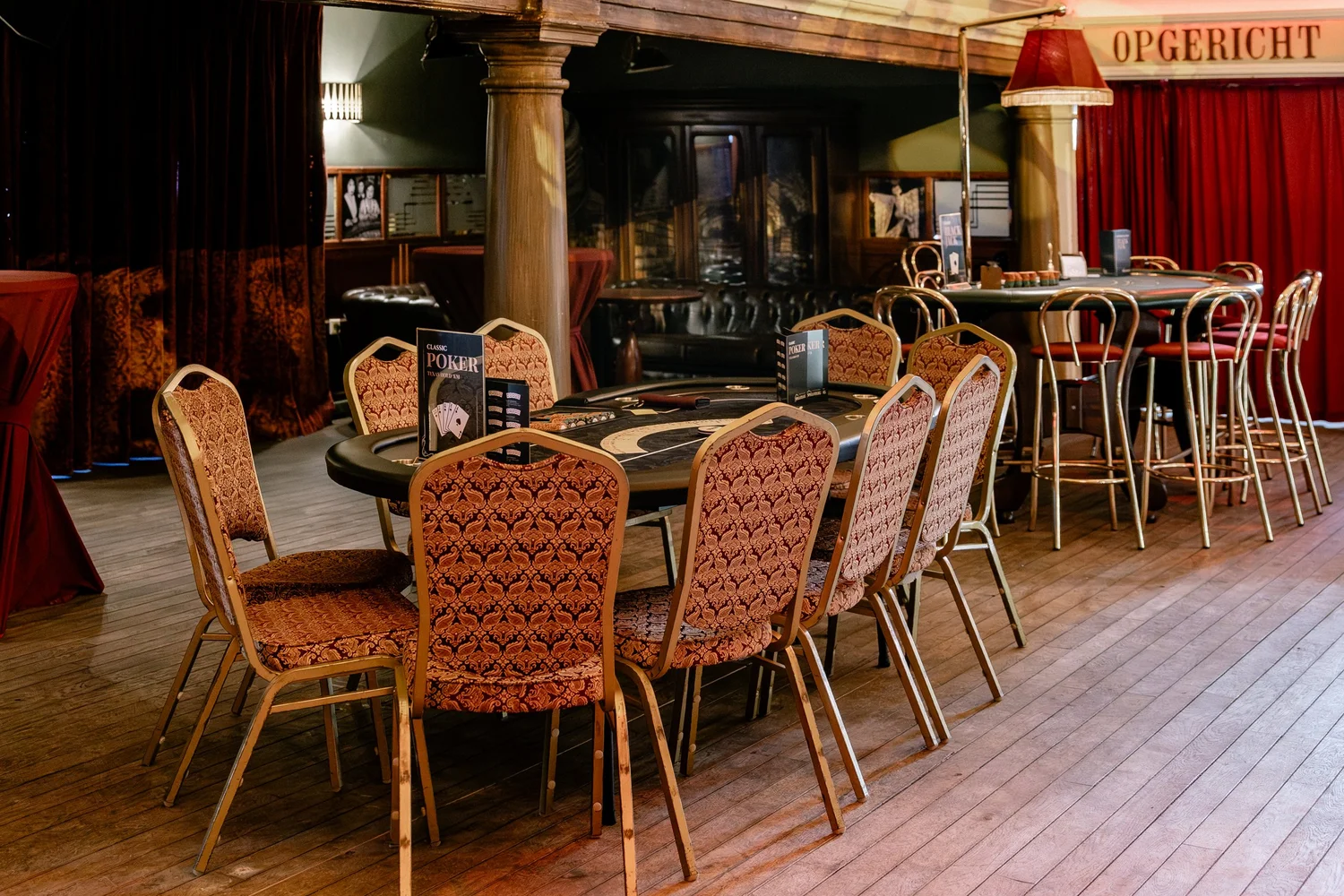 Pokeropstelling met stoelen en speeltafels
