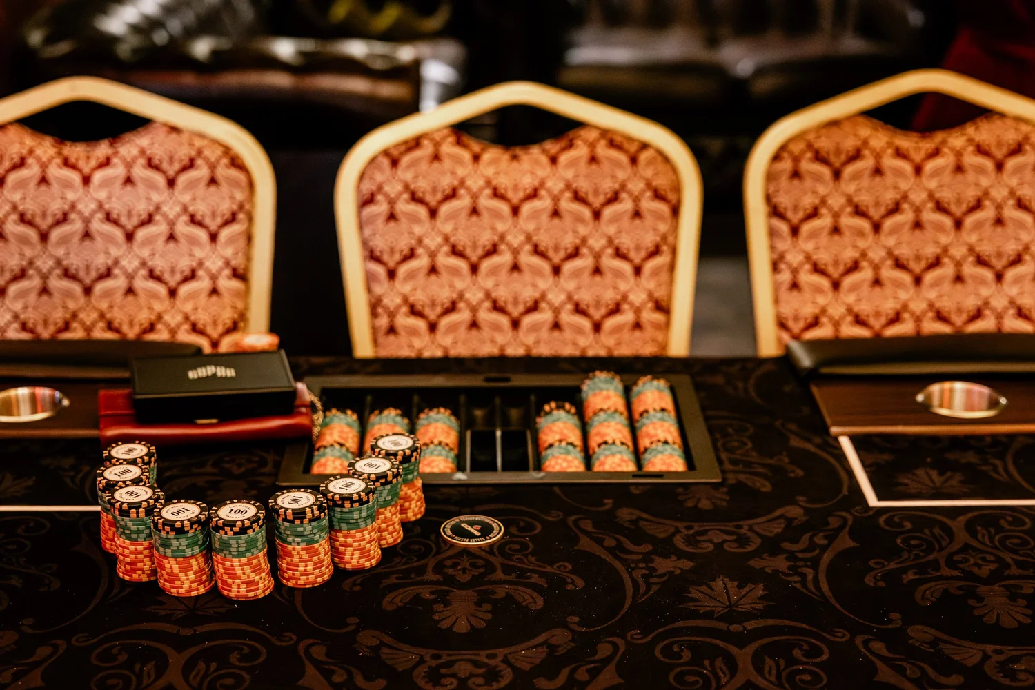 Pokertafel met fiches en stoelen tijdens een casino event