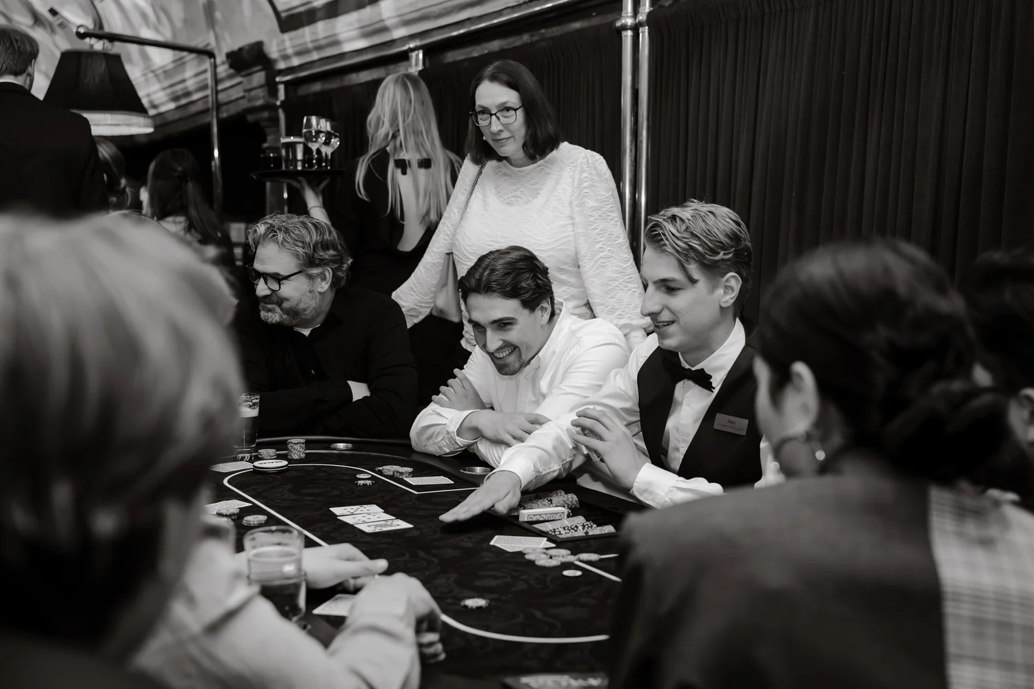 Pokerworkshop met gasten en croupier tijdens een CasaCasino casino avond