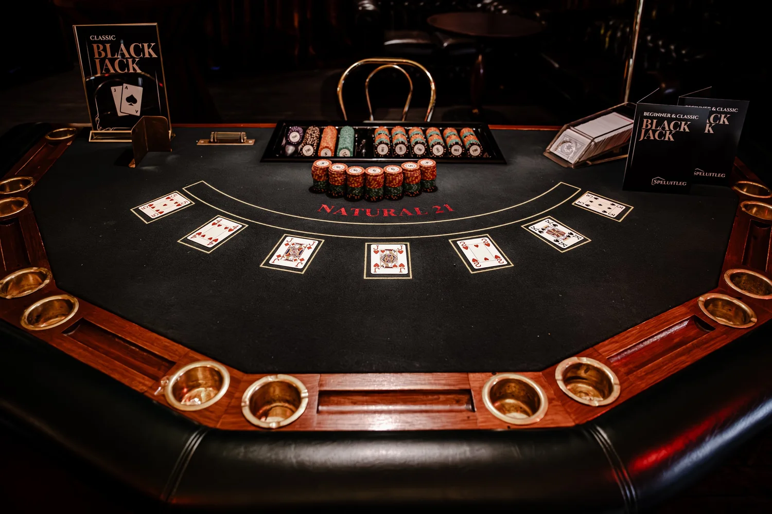 Blackjack tafel van CasaCasino met kaarten en fiches