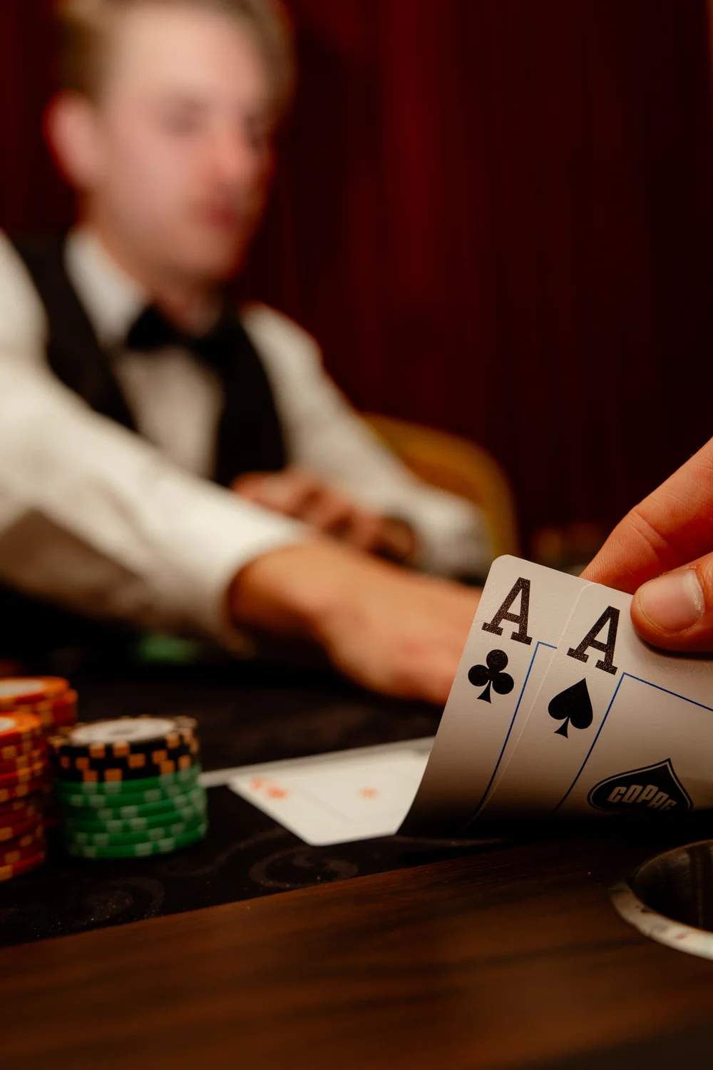 Kaarten en fiches tijdens een CasaCasino avond