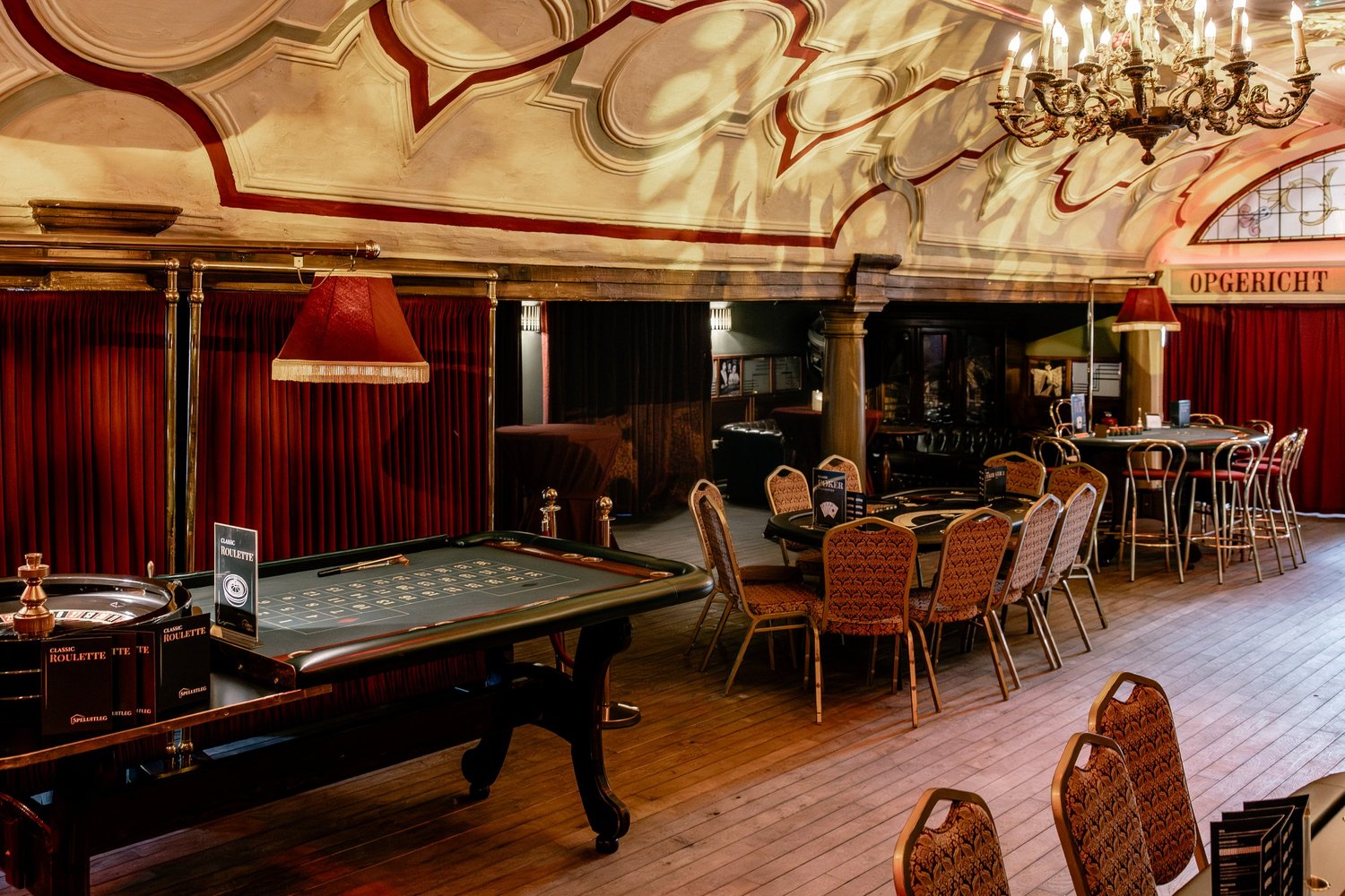 Ruime zaal met casino tafels klaar voor ontvangst