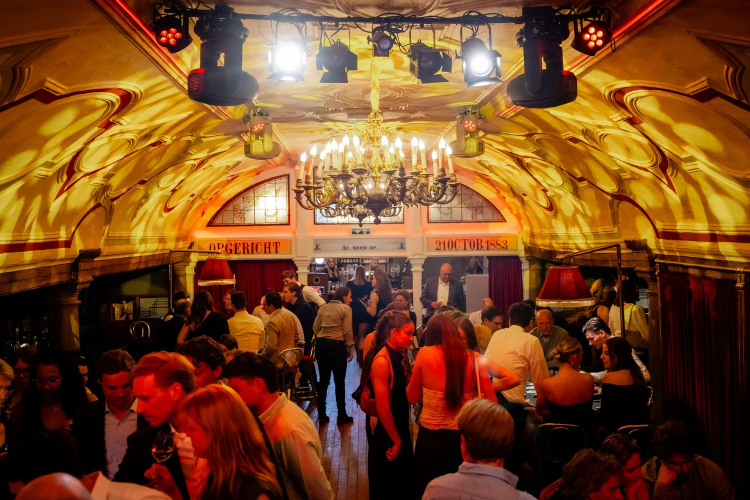 Brede zaal vol gasten tijdens een CasaCasino casino avond