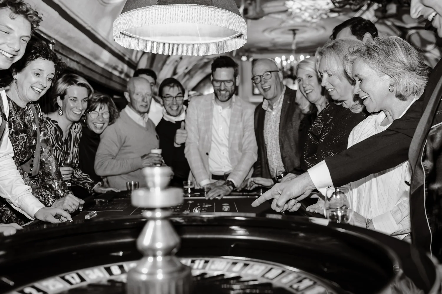 Gasten aan de roulettetafel tijdens een CasaCasino avond