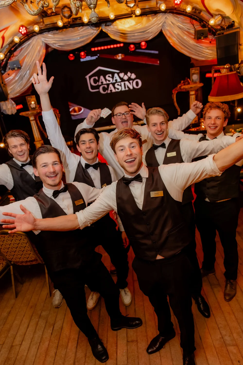 CasaCasino croupier met speelgeld en casino sfeer