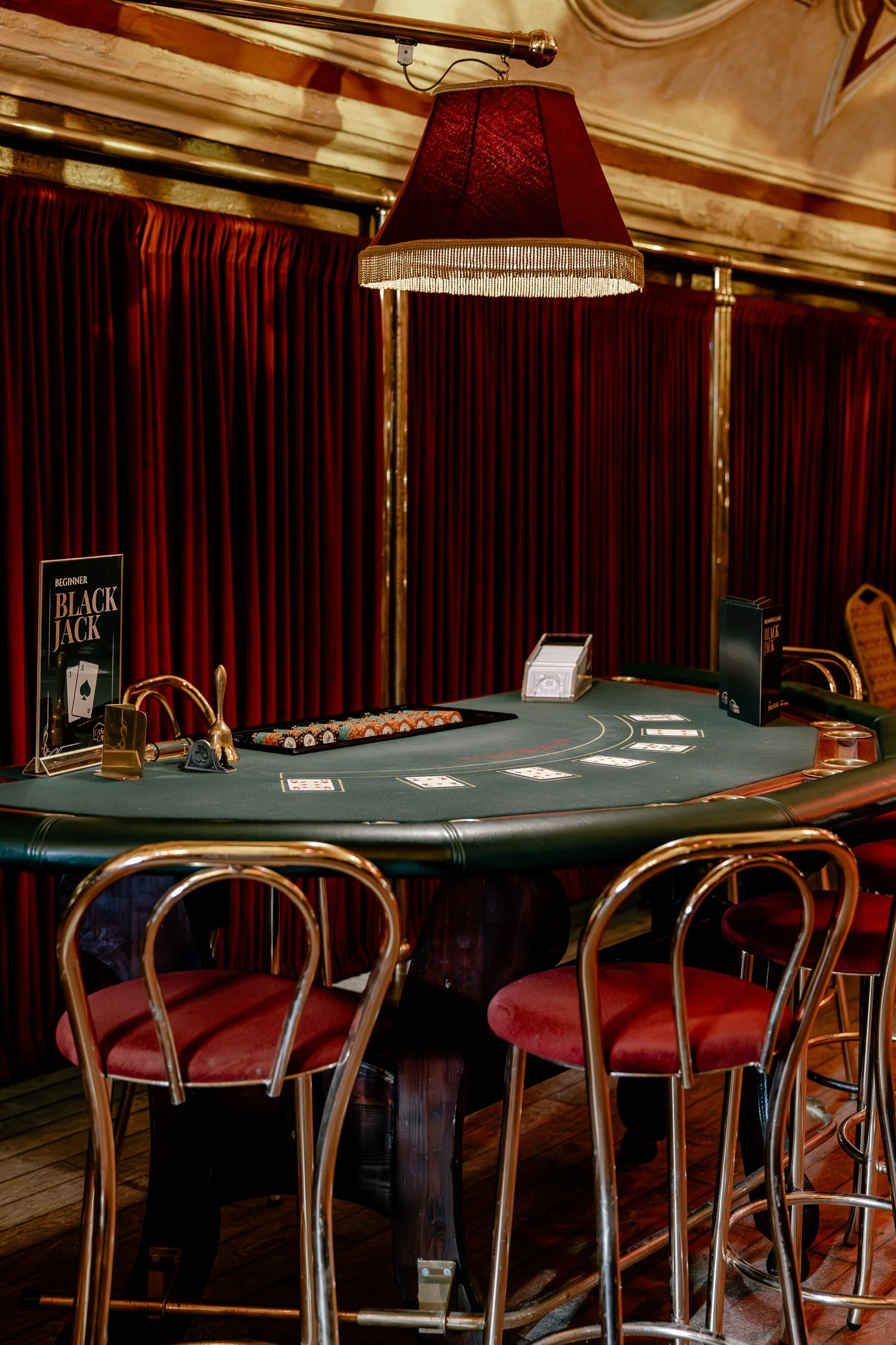 Blackjack tafel met vintage lamp en casino aankleding