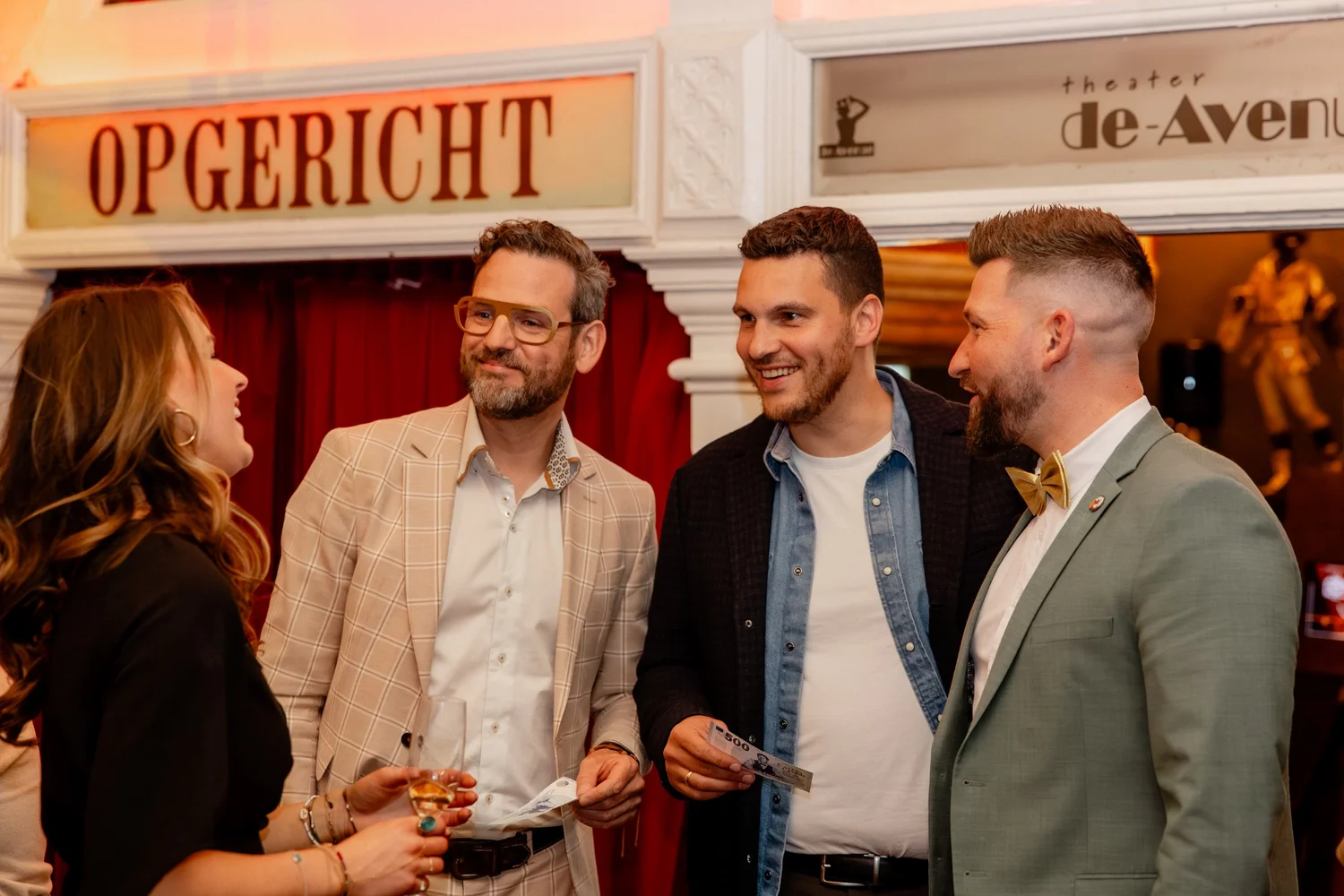 Lachende gasten tijdens een CasaCasino casino avond