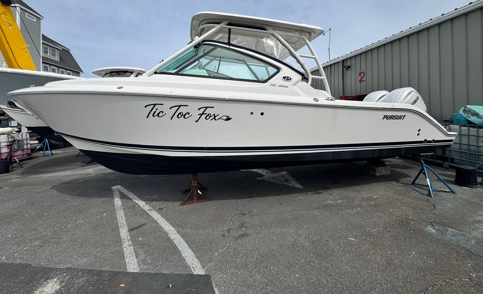 Single layer name on 2 sides with hail port on transom
