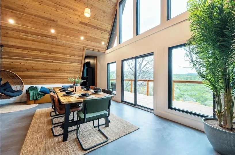 Common area dining.JPG
