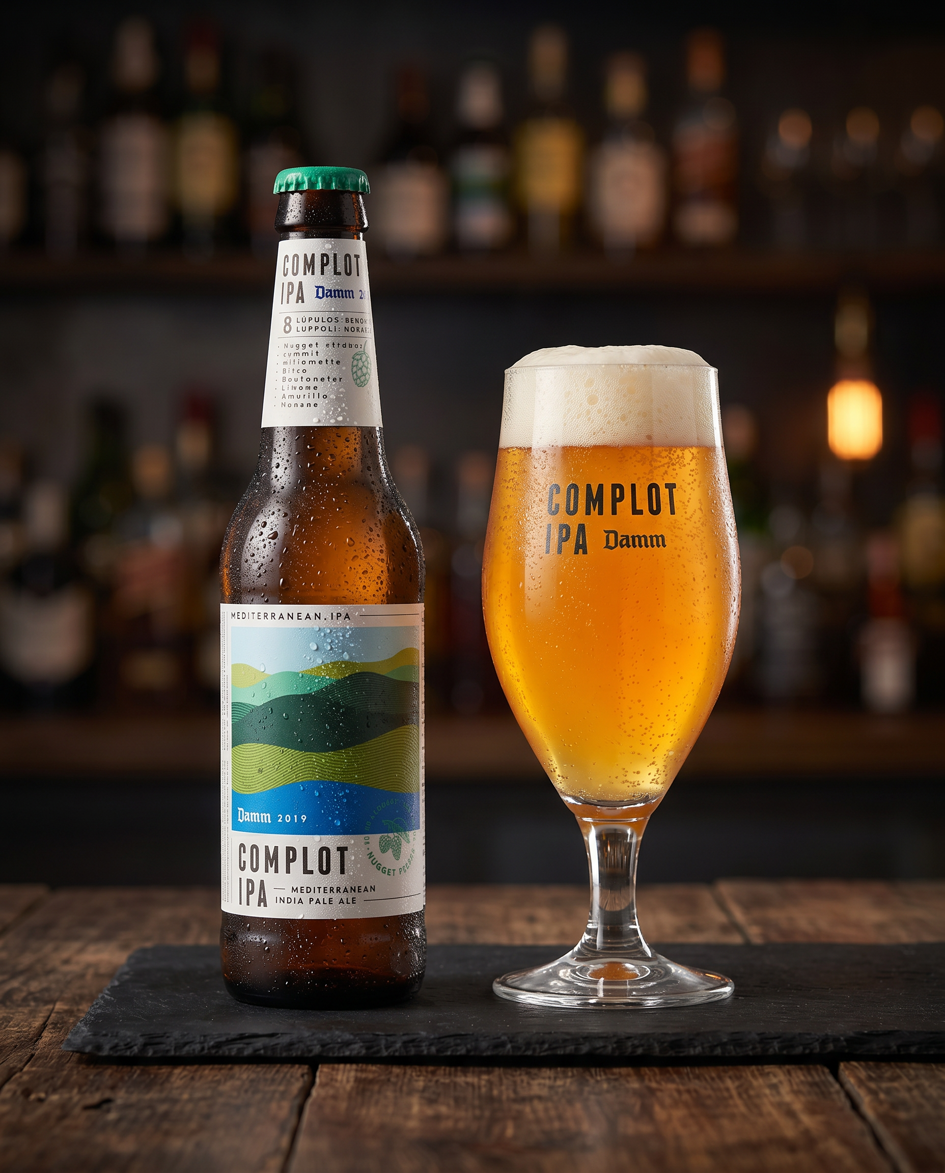 Cerveza fria Complot tipo IPA de la marca Damm. Perfectamente servida en el Bar The Fantastic Yellow Dragon en carrer planeta 41 en Gracia, Barcelona