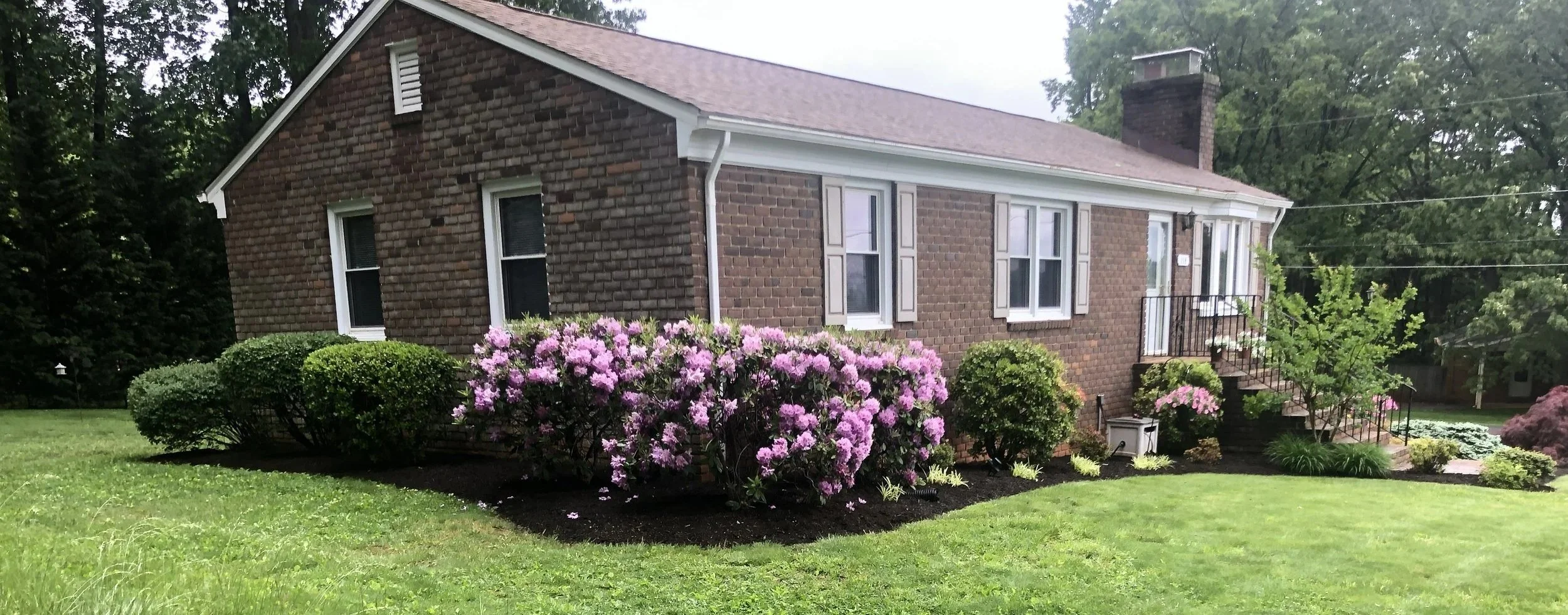 Residential Flower Beds with New Mulch and Bed Edging