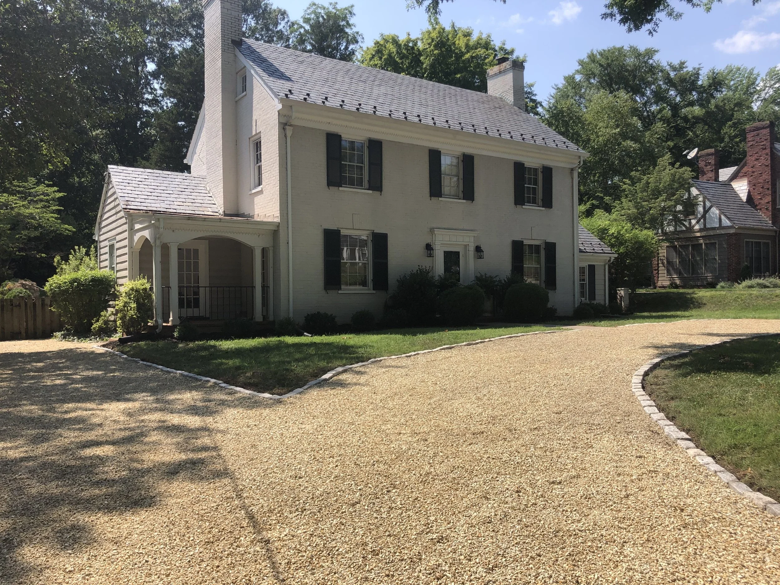 Decorative Stone Driveway with Cobblestone Border