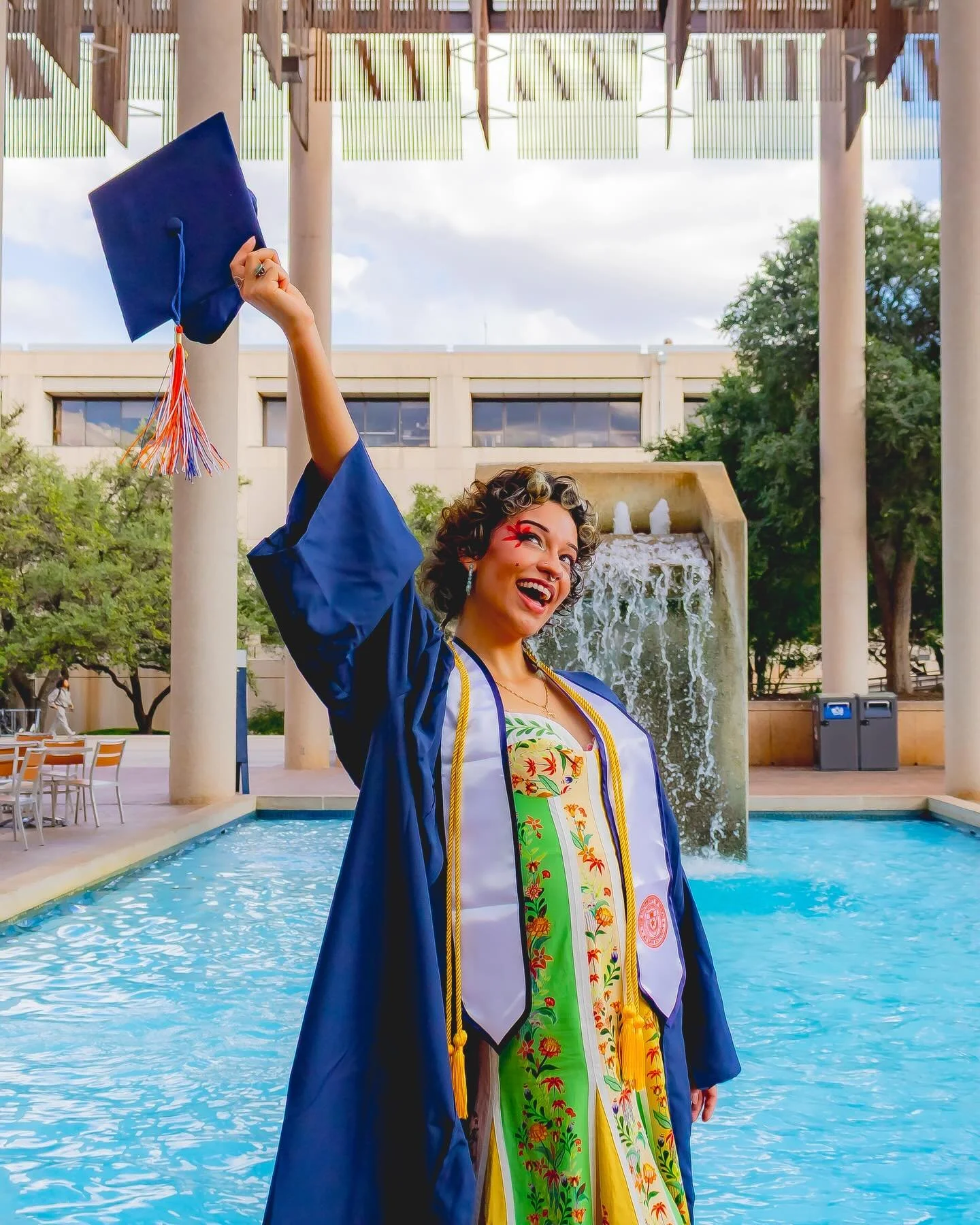 Proud to be a third generation roadrunner 💙🧡
.
.
.
.
.
.
@utsa @utsa.school.of.art @utsaarts 
#elenatheresart #utsagrad
