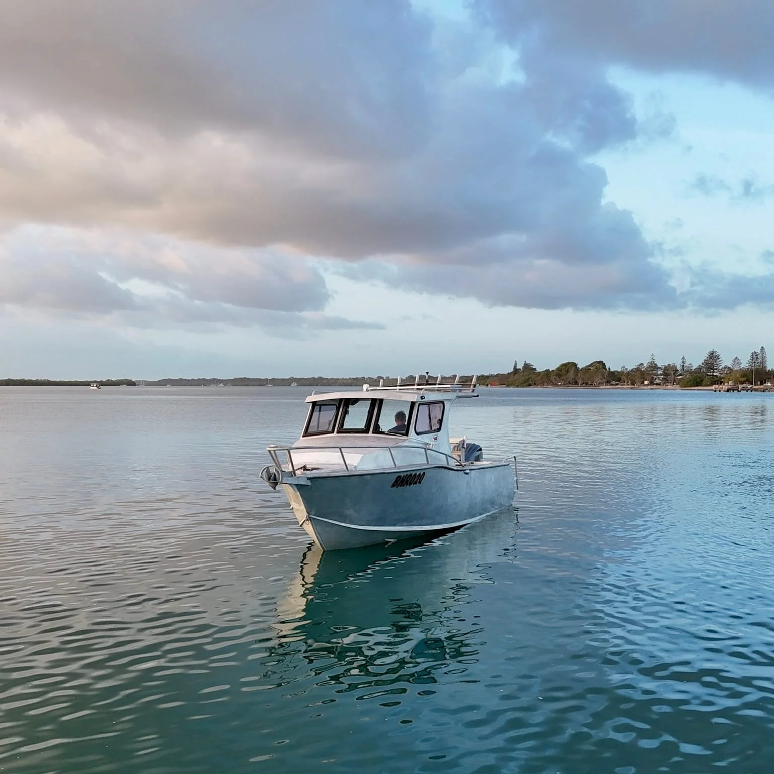 infinite-fabrications-custom-aluminium-boat-brisbane-on-water-angle.jpg