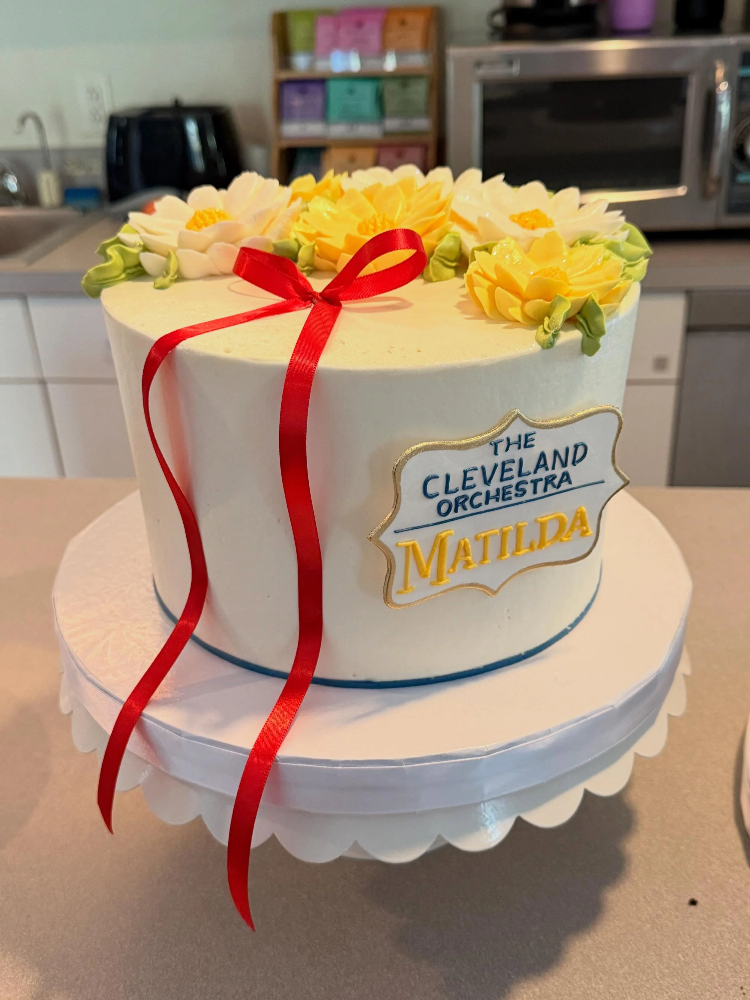 The icing on the cake! 🎂 Danny DeVito joined us on stage to narrate Matilda. Finding these delicious backstage treats makes the final concert of the season even sweeter!  Thank you, White Flower Cake Shoppe!  #matilda #dannydevito