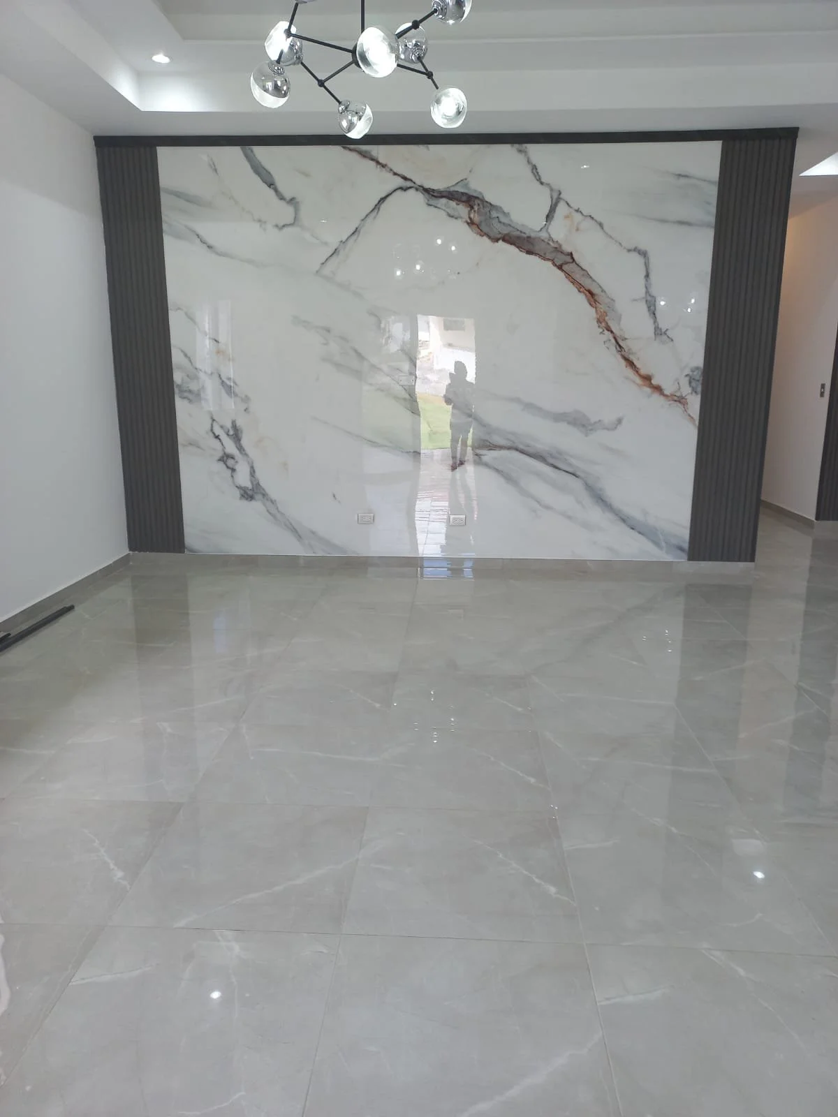 “Bright and vibrant spaces, with natural stone tile floors that reflect the light and spaciousness’ of each corner”

“Captivating decorative walls made of marble material with verticals panels that create a sophisticated and unique style”