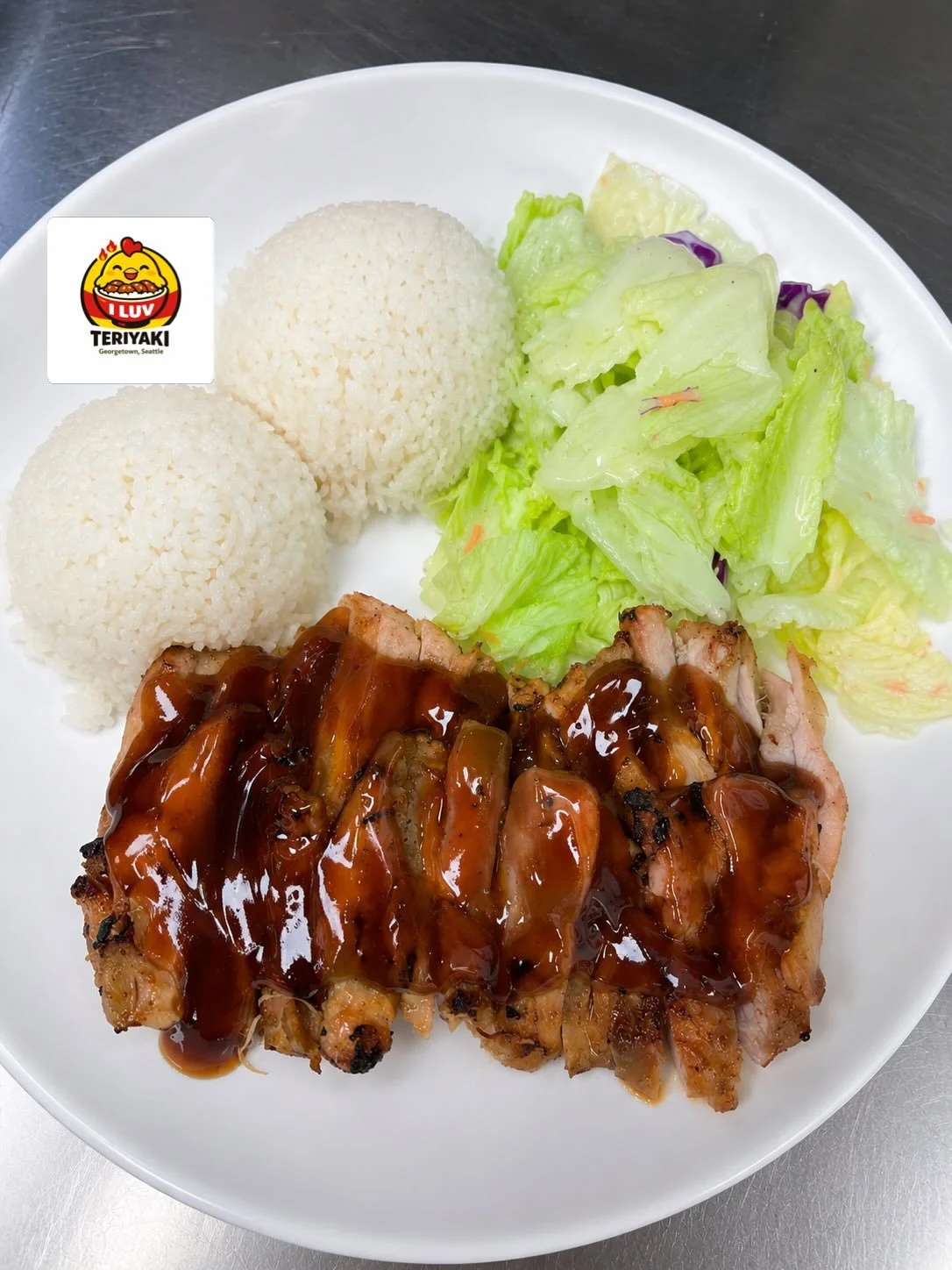Classic Chicken teriyaki &amp;  Orange chicken 🍗. Enjoy sunshine ☀️ loving sun rays!  Have a wonderful day everyone #iluvteriyaki #seattle #sunshine #positive