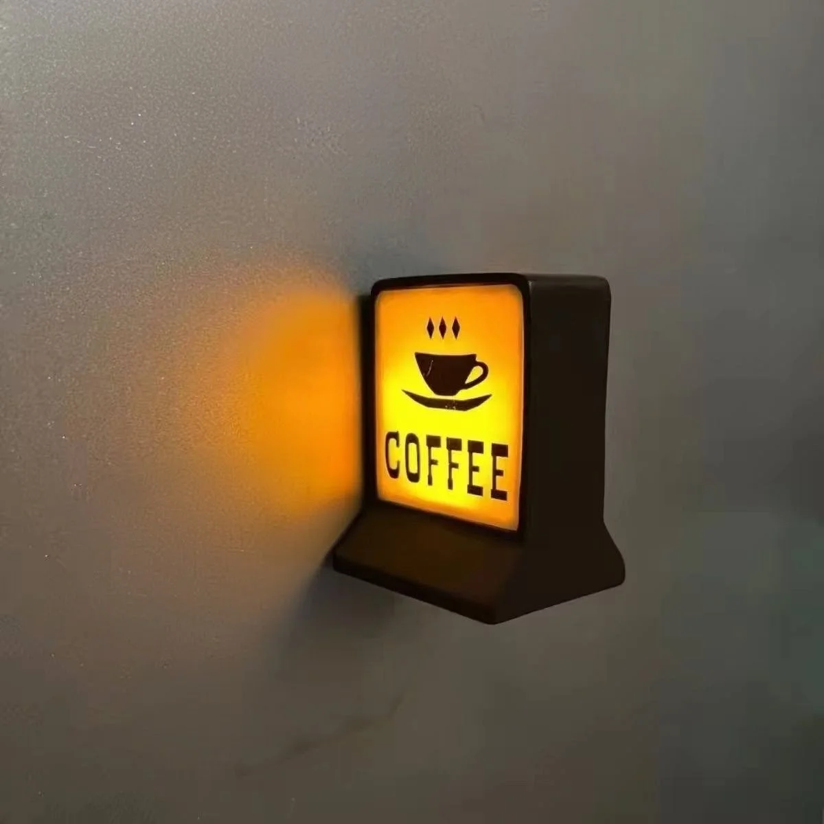 Vintage-style illuminated coffee sign lamp with warm ambient glow, perfect for cosy home cafés, coffee bar décor and aesthetic desk lighting.