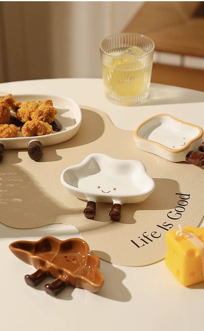 Cute cloud and toast-shaped ceramic snack plates with playful dangling legs, perfect for desserts, dipping sauces and cosy kawaii kitchen décor.
