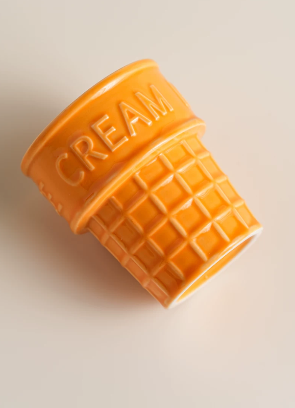 Cute ice cream cone ceramic cup with waffle texture and glossy butter-yellow glaze, perfect for coffee, desserts and playful café-inspired kitchen décor.