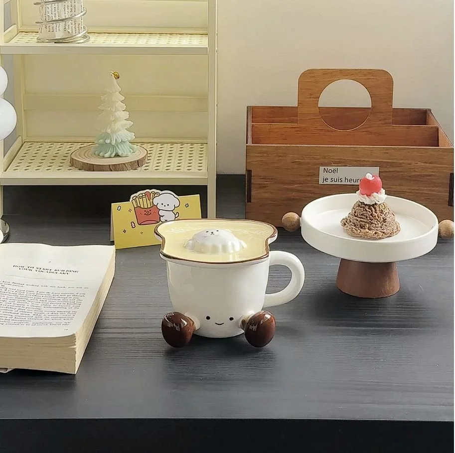 Cute toast-inspired ceramic mug with playful dangling legs and matching character lid, perfect for cosy coffee, milk, tea and kawaii desk décor.