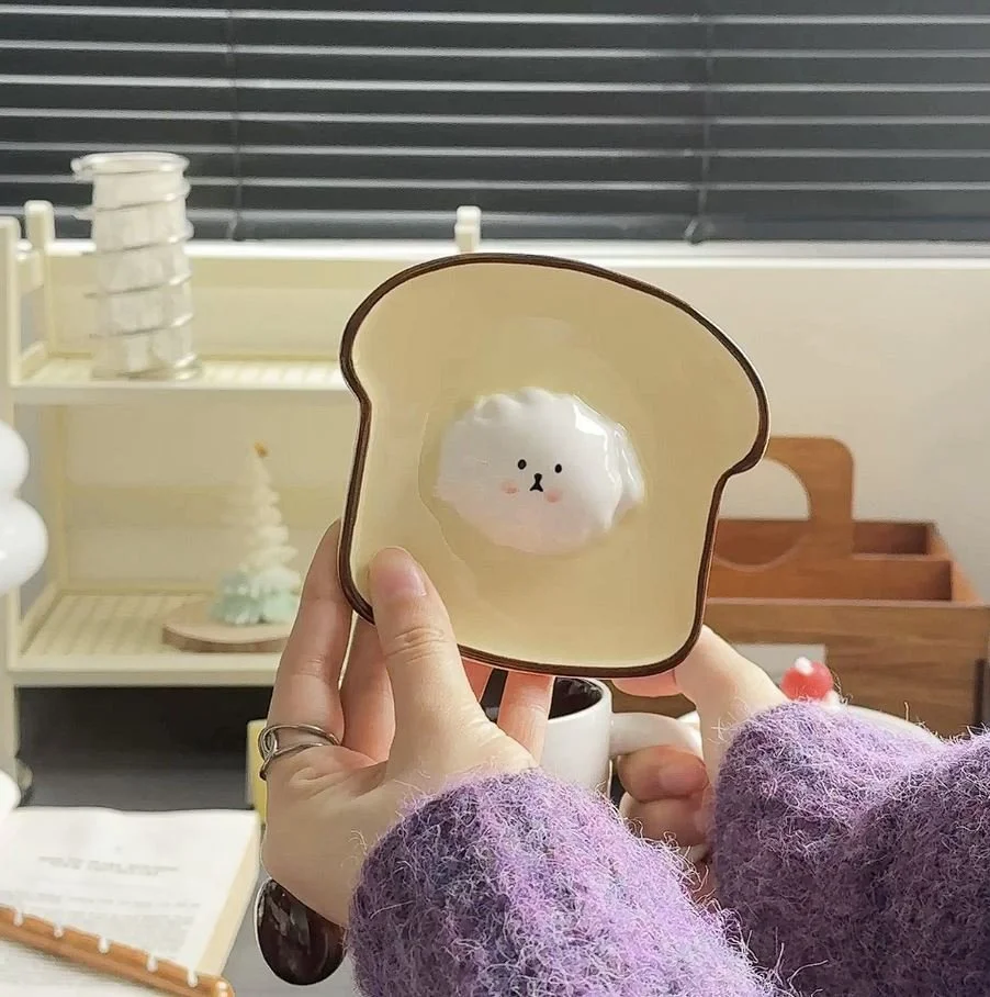 Cute toast-inspired ceramic mug with playful dangling legs and matching character lid, perfect for cosy coffee, milk, tea and kawaii desk décor.
