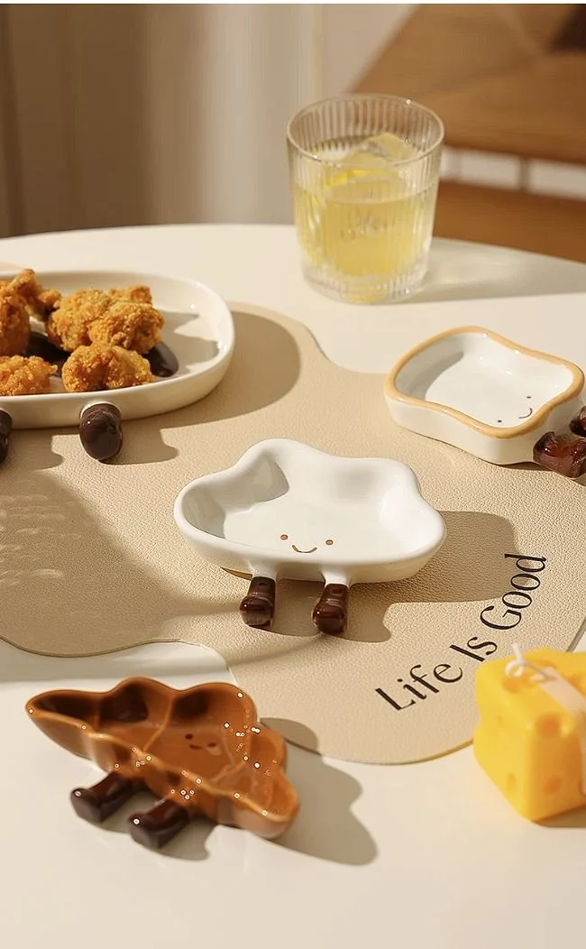 Cute toast-shaped ceramic snack plate with playful dangling boots, perfect for dipping sauces, desserts, jewellery trays and cosy kawaii table décor.
