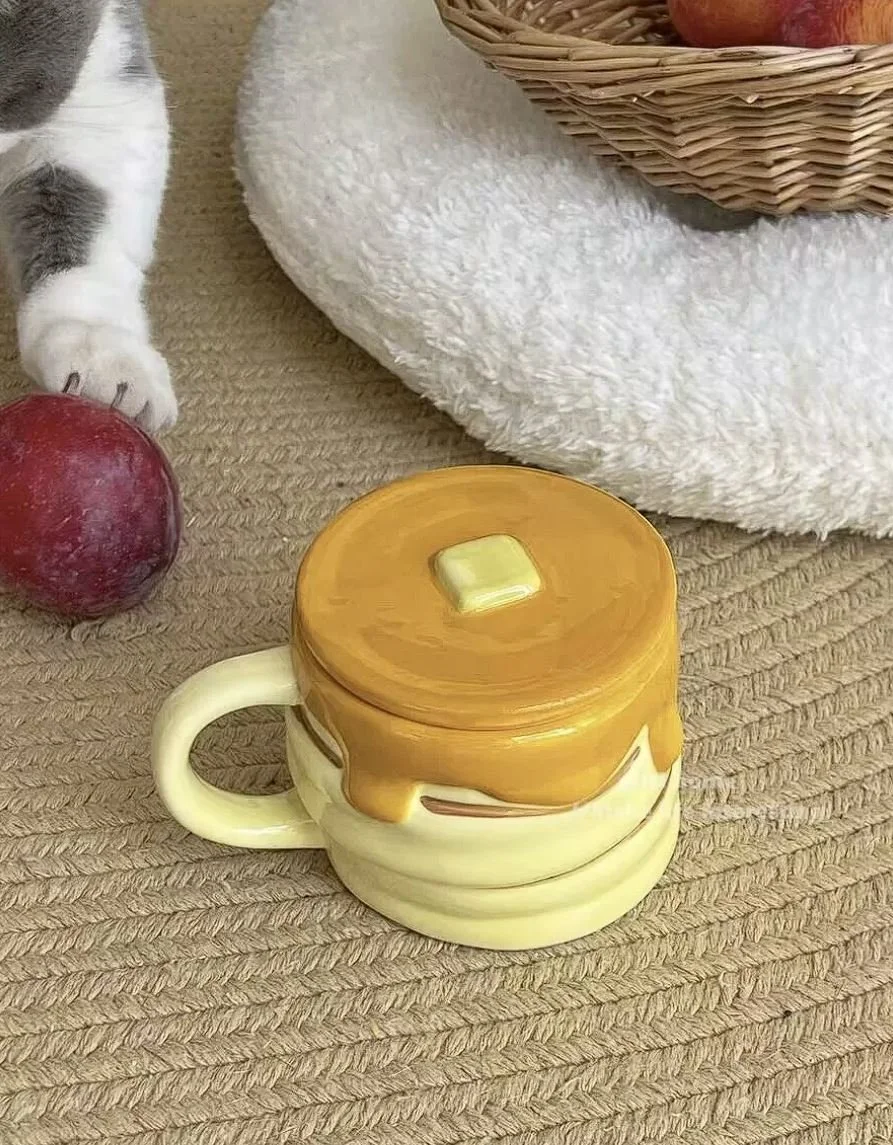 Cute honey-drip ceramic mug with matching lid and soft butter-yellow glaze, perfect for cosy coffee, tea, matcha and aesthetic kitchen décor.