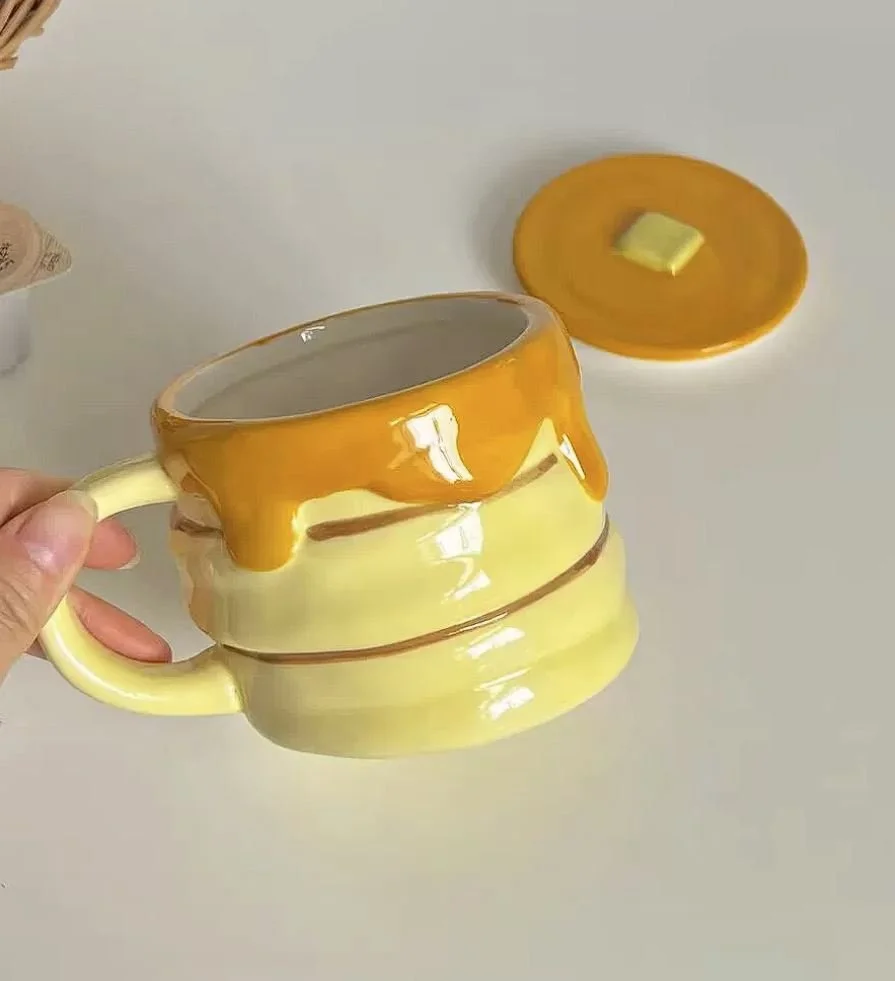 Cute honey-drip ceramic mug with matching lid and soft butter-yellow glaze, perfect for cosy coffee, tea, matcha and aesthetic kitchen décor.
