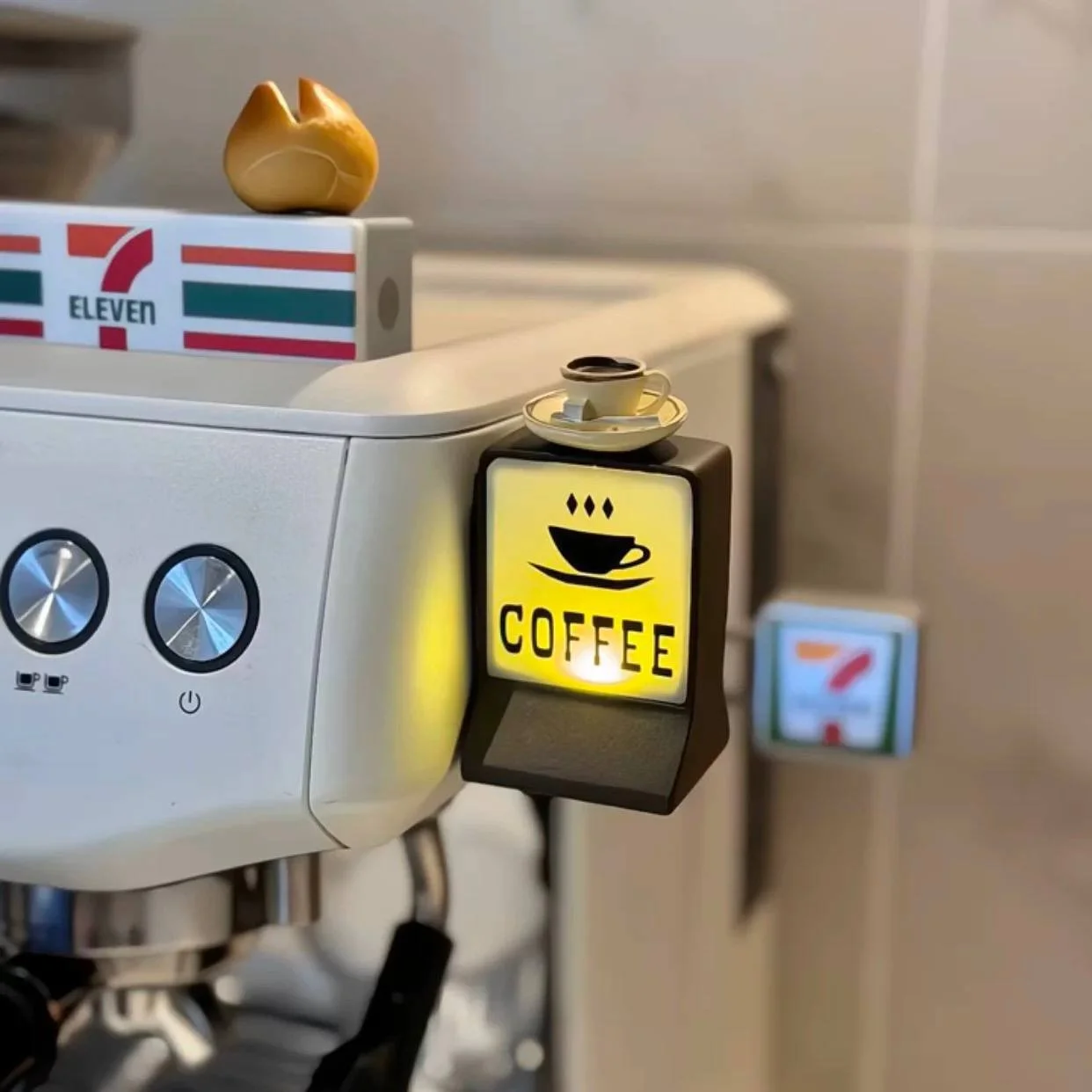 Vintage-style illuminated coffee sign lamp with warm ambient glow, perfect for cosy home cafés, coffee bar décor and aesthetic desk lighting.