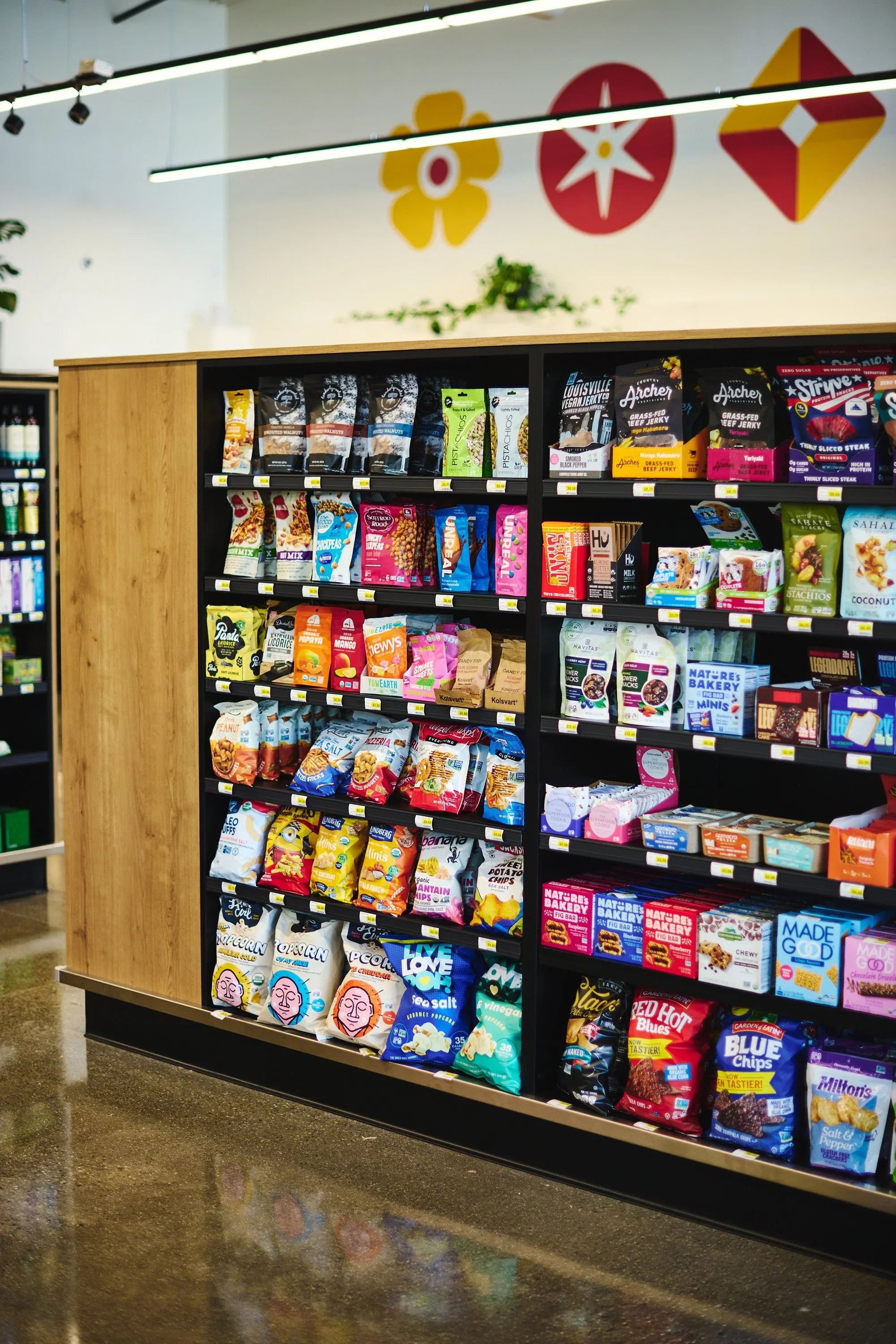 bapas-market-chico-ca-shelves-interior-store.webp