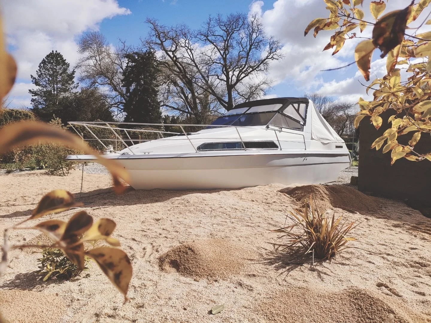 La croisière D'elfes, le yacht posé sur un lit de sable