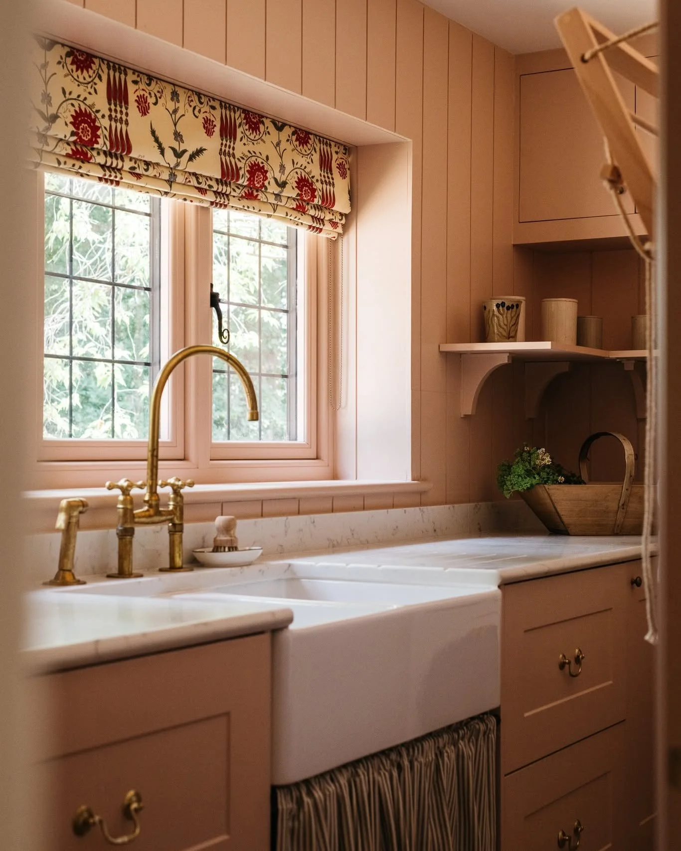 Another view of this utility, we used @howdensjoinery paintable range painted in @edwardbulmerpaint jonquil. Panelling the walls, using brass ironmongery and fittings and fitting an undcounter curtain, elevated this space on a budget. 

#interiordesi