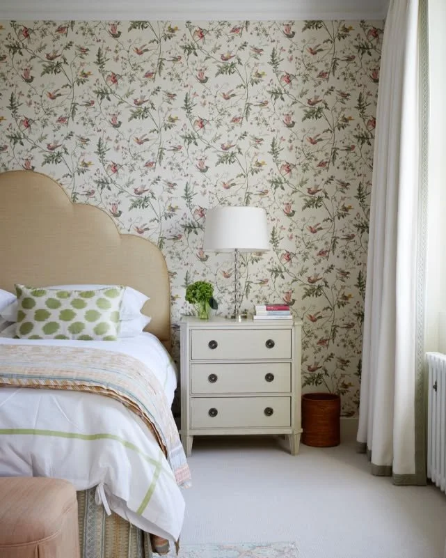 Another view of this Notting Hill bedroom, designed during my time at Todhunter Earle Interiors layered with pattern and textures.

#interiordesigner #bedroom #londondesigner #nottinghill #wallpaper