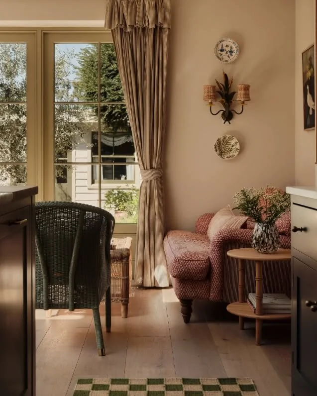 Our sunny Kitchen at home looking out to our courtyard garden.

#interiordesigner #interiors #kitchedesign #londondesigner #houseandgardenuk

📸esheppardphoto