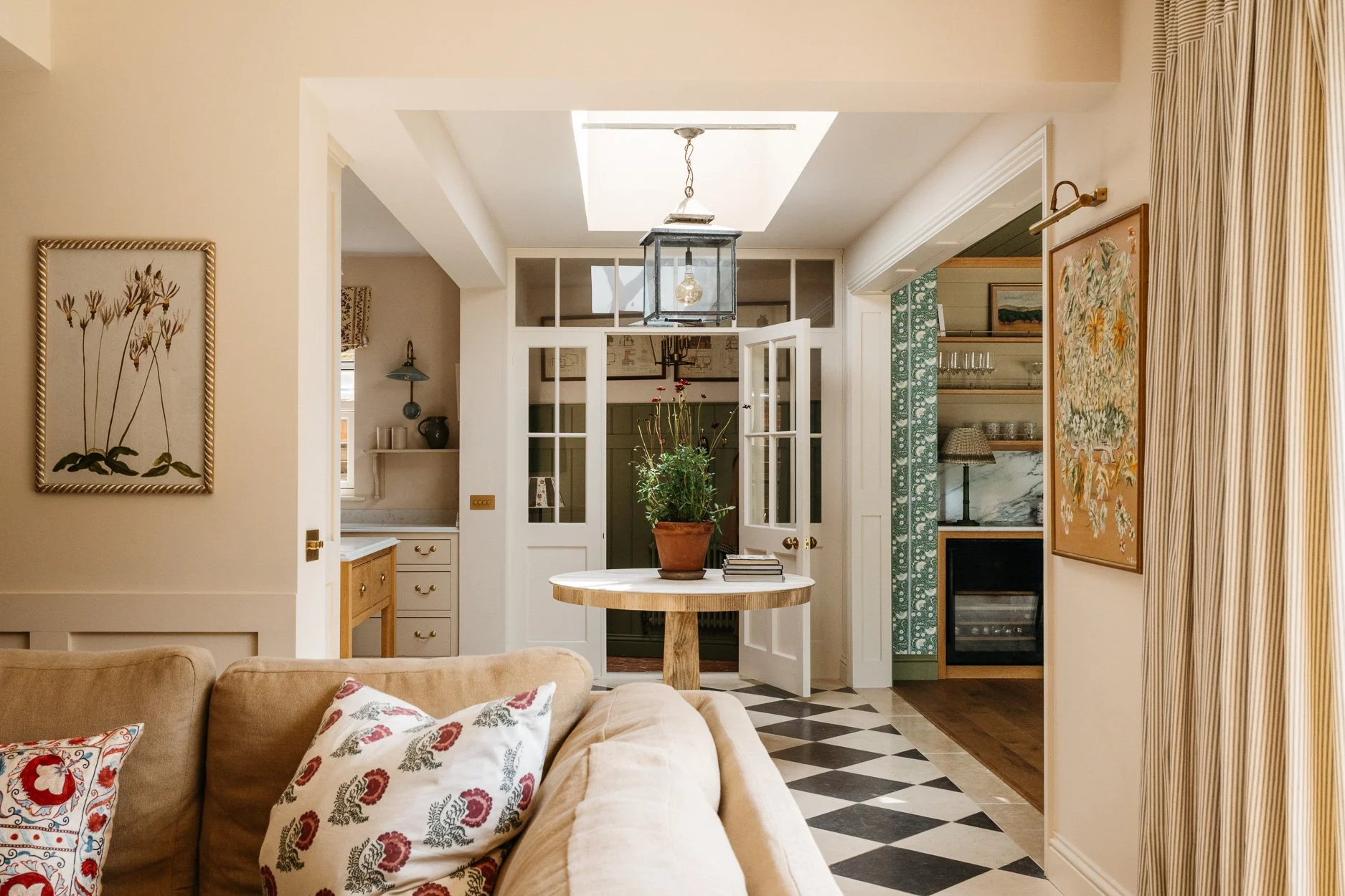 Another view of this conversion, to create an open plan Kitchen, Family and Dining. We wanted this to feel fresh by layering pattern and colour, whilst using changes in floor finishes to define the areas. 

#kitchen #interiordesigner #familyhome #lon