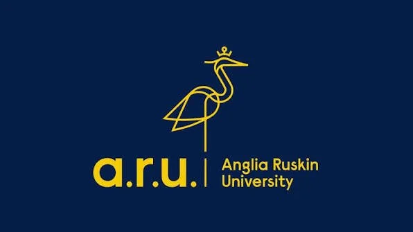 アングリア・ラスキン大学のロゴ、青色の背景に金色の鳥のシンボルと大学名の文字