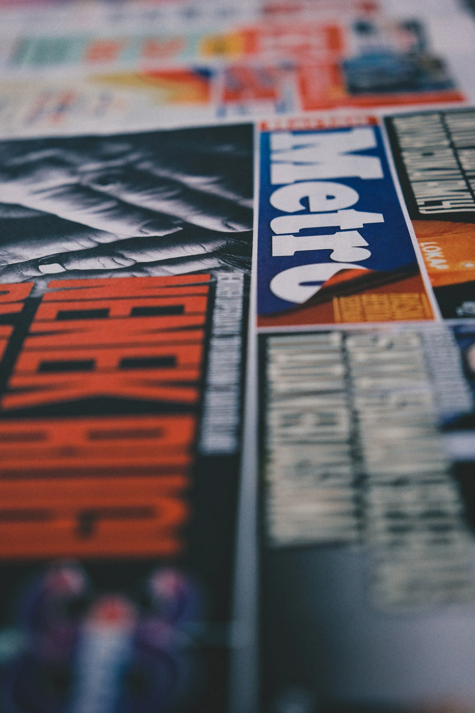 Blurred image of various magazines on a store shelf.
