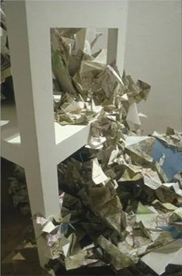 Papier froissé déversé sous une table en blanc.
