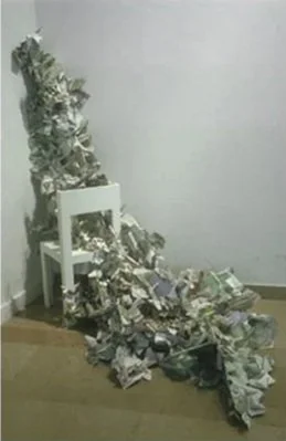 Une pile de papiers et de documents déversés sur le sol, semblant tomber d'une chaise en bois blanc.