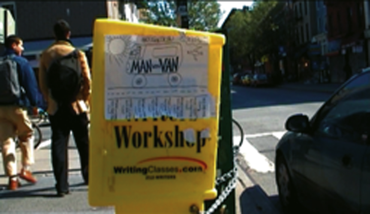 Un panneau jaune sur un trottoir avec une affiche promotionnelle pour un atelier d'écriture et le site WritingClasses.com