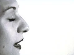 Profil d'une femme avec les yeux fermés et la bouche légèrement ouverte.