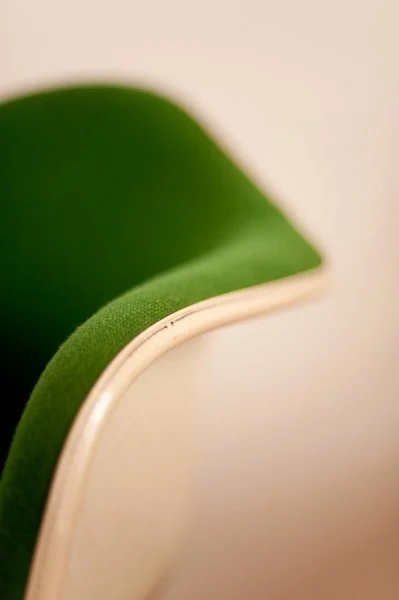 Coussin vert sur une chaise en bois