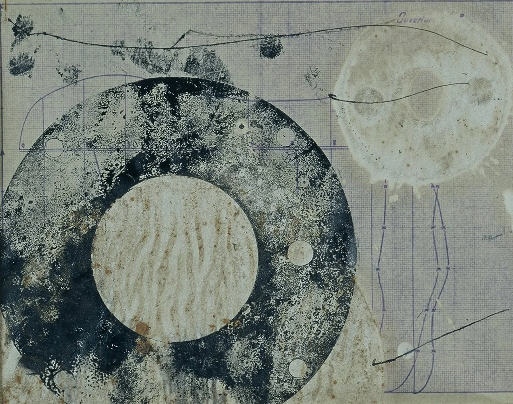 Une esquisse technique de formes géométriques, notamment un cercle et d'autres formes circulaires, avec des lignes et annotations manuscrites, sur un fond de papier ancien.